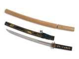 une image représentant un sabre de samouraï avec une poignée en bois sur fond blanc