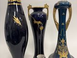 trois vases posés l'un à côté de l'autre sur une table