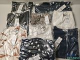 un tas de vêtements posés sur une table
