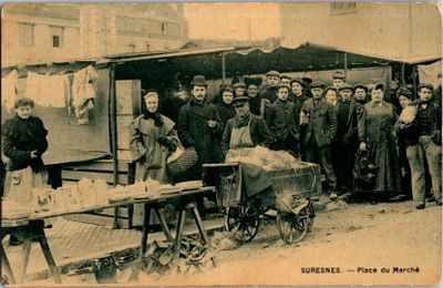 un groupe de personnes se tenant devant un immeuble