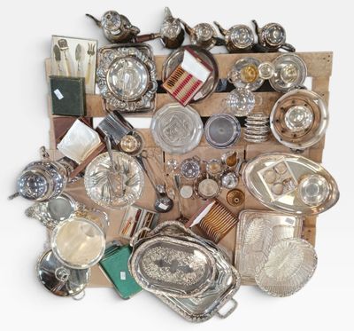un tas d'objets en argent de toutes sortes posés sur une table