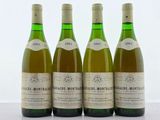 trois bouteilles de vin posées sur une table l'une à côté de l'autre