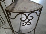 une table en métal avec un plateau en verre dans un magasin