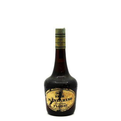 l'image d'une bouteille d'alcool posée sur une surface blanche