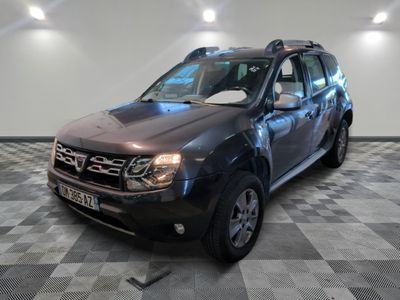 une photo d'une voiture de couleur sombre garée dans une pièce