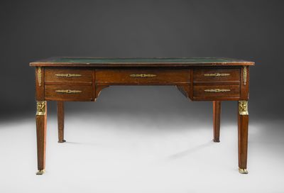 Bureau à caissons en acajou et bronze doré, ouvrant à quatre…