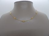 un gros plan sur un mannequin portant un collier en or