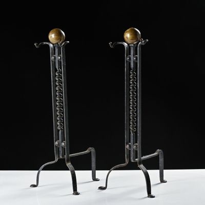 paire de bougeoirs anciens en fer et en laiton, sur socles