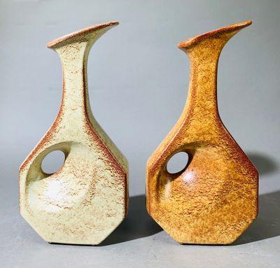 deux vases posés l'un à côté de l'autre sur une table