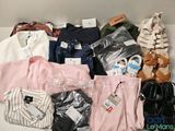 de nombreux types de vêtements exposés dans une boîte