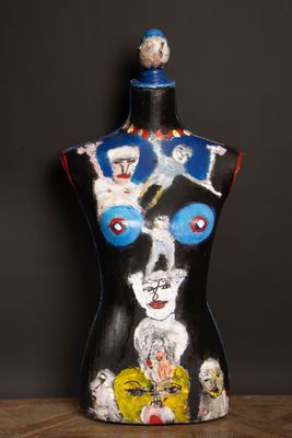 un mannequin noir orné d'une peinture représentant des chats