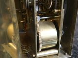 une horloge exposée dans une vitrine