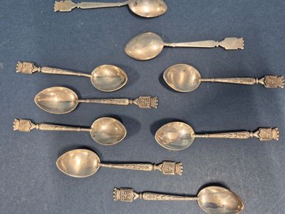 plusieurs cuillères en argent et cuillères-cuillères sur un fond bleu