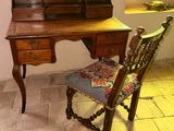 un petit bureau avec une chaise devant
