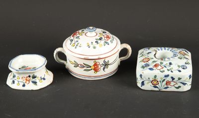 trois pièces de poterie posées sur une surface noire
