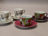 quatre tasses et soucoupes posées sur une table