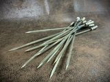 a bunch of needles that are laying on a table