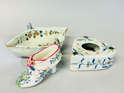 Lot en faïence émaillée polychrome comprenant un encrier cor…