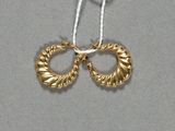 deux paires de boucles d'oreilles créoles en or suspendues à un fil blanc