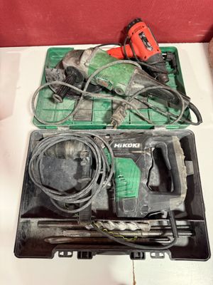 une boîte d'outils posée sur une table devant un mur rouge