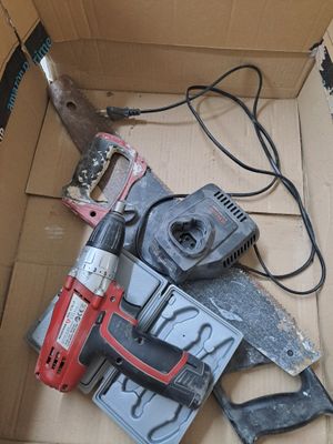 une boîte contenant des outils posée sur le sol