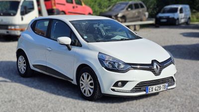 une voiture blanche garée dans un parking