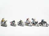 cinq figurines représentant des personnes à moto sur un fond blanc