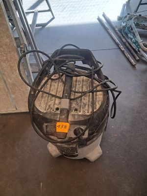 une photo d'un casque posé sur un support dans un garage