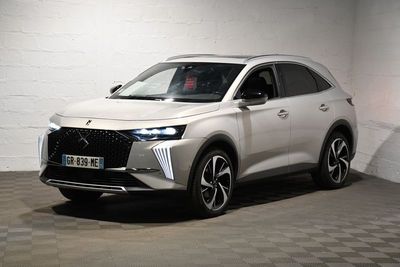 le SUV blanc est garé dans une pièce au sol en damier