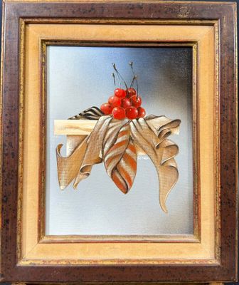 une peinture à l'huile représentant des cerises et des feuilles, dans un cadre en bois