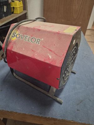 une machine rouge posée sur une table bleue