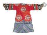 une robe chinoise rouge et bleue ornée d'un motif floral