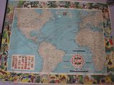 une carte du monde accrochée au mur