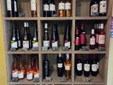 de nombreuses bouteilles de vin sur les étagères de la pièce