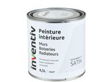 gros plan d'un pot de peinture sur fond blanc