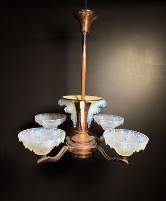 EZAN. Lustre en métal cuivré à quatre bras de lumières sinue…