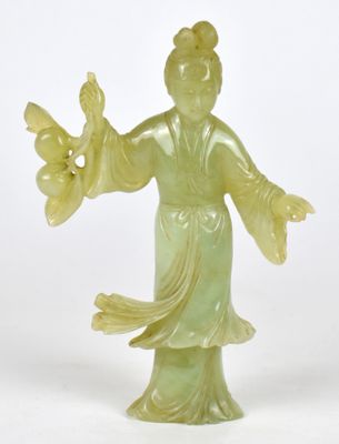statue d'une femme tenant un oiseau dans la main droite