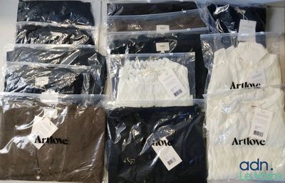 un grand nombre de t-shirts posés sur une table