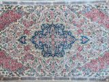 un gros plan sur un tapis orné d'un motif floral