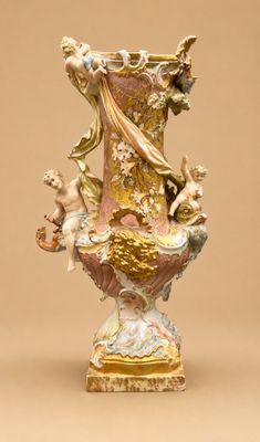 un vase orné de nombreux cherensils