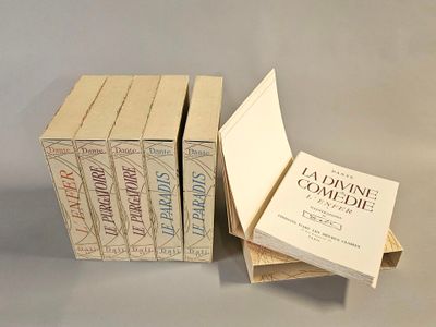 trois livres sont empilés sur une table