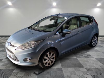 la voiture argentée est garée sur un sol en damier dans le garage