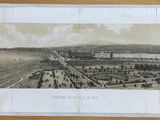 une vieille photo montrant une vue de la ville depuis le sommet d'une colline