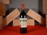 une bouteille de vin posée sur une table