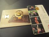 une carte sur laquelle figurent la photo d'un homme et une horloge