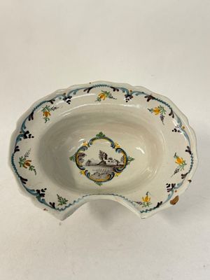 Un plat à barbe en faïence de Nevers d'époque fin XVIIIe siè…
