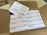 une boîte en carton contenant tout un tas d'appareils électroniques