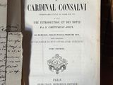 un livre posé sur une étagère parmi tout un tas de vieux livres