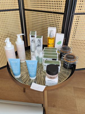 de nombreux types de produits de soins de la peau sur la table