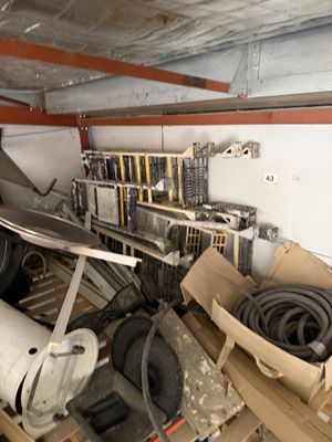 une pile d'objets hétéroclites dans un garage